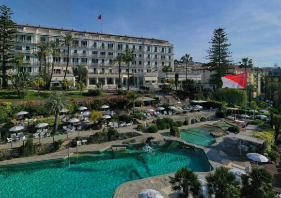 Royal Hotel, sulla terrazza arriva un “glass” per gli eventi del Festival: nuova struttura accanto alla piscina di Giò Ponti