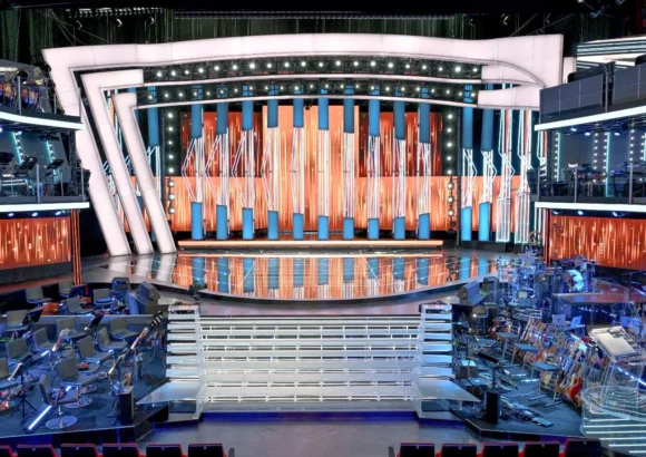 Riccardo Bocchini firma la scenografia di Sanremo 2026: “asimmetria” ed espansione dello spazio all’Ariston