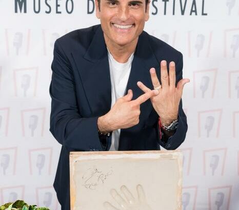 Sanremo 2026, il calco delle mani di Conti, Pausini e Sal Da Vinci al Casinò